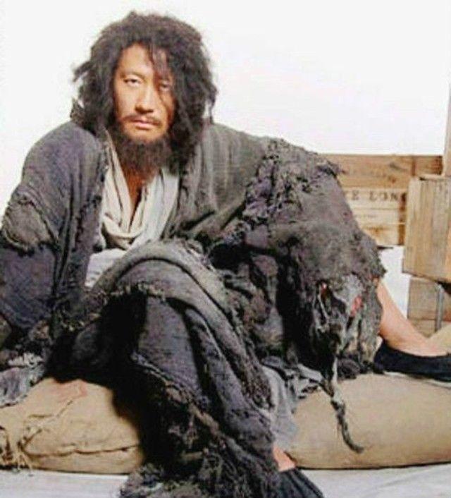 世界上最脏的人乞丐,顶奥比岛，踩死摩尔庄园 要尽情的骂摩尔 让摩尔 自己刷自己嘴巴的古诗 、侮辱摩尔的故事 求！~